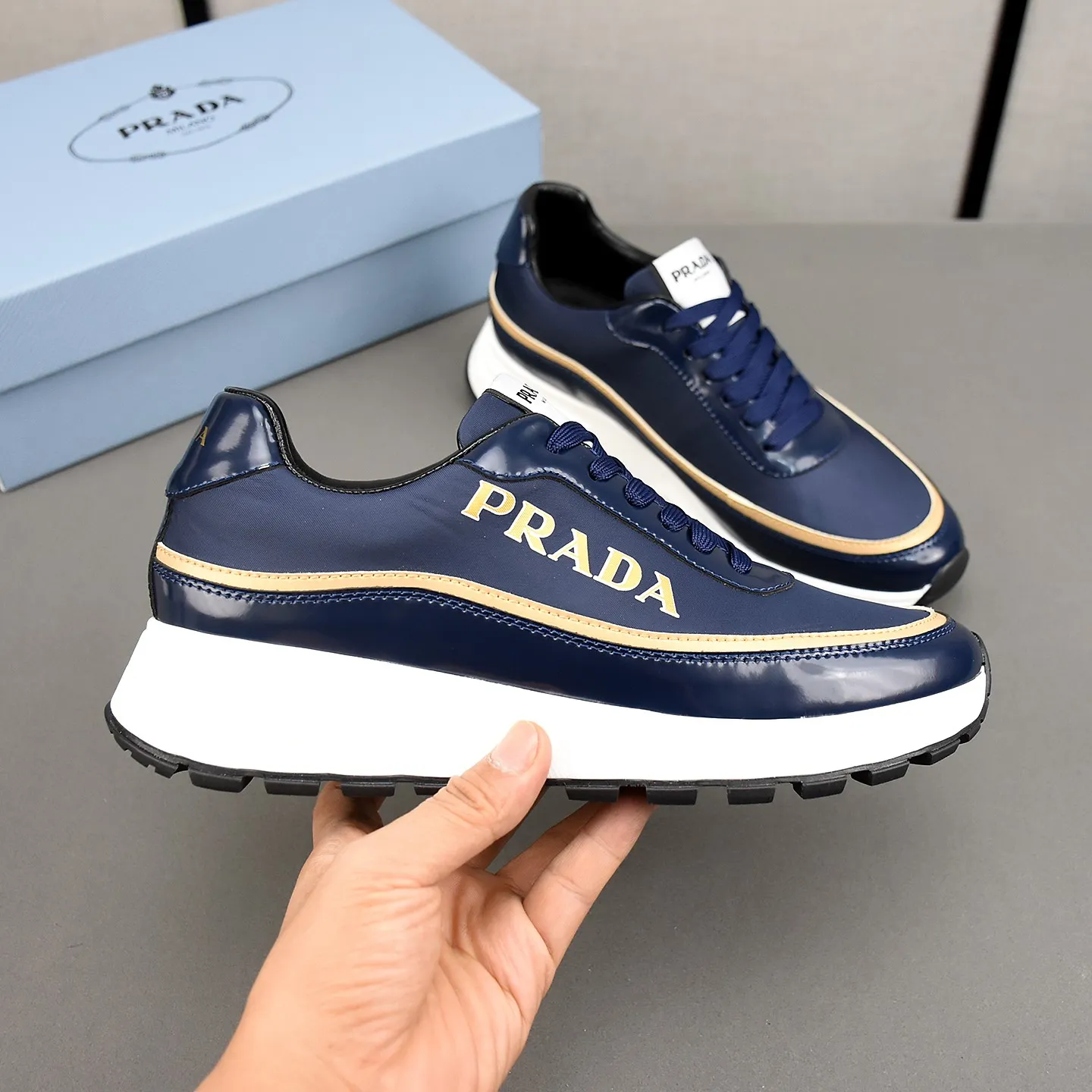 PP420👟👟👟Prada/Prada Prax men's series casual sports shoes Prax sports shoes combine style and comfort, with a unique sports design defined by exquisite materials and details. Fashionable, casual and versatile, it is decorated with an enameled triangle logo on the outside, a Prada Milano printed logo on the tongue, and a 2.5cm lightweight two-tone rubber sole for a comfortable wearing experience! Size: 38-39-40-41-42-43-44 standard leather shoe size